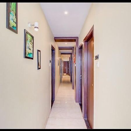 Hotel Emerald Near T2 International Airport Мумбаи Экстерьер фото