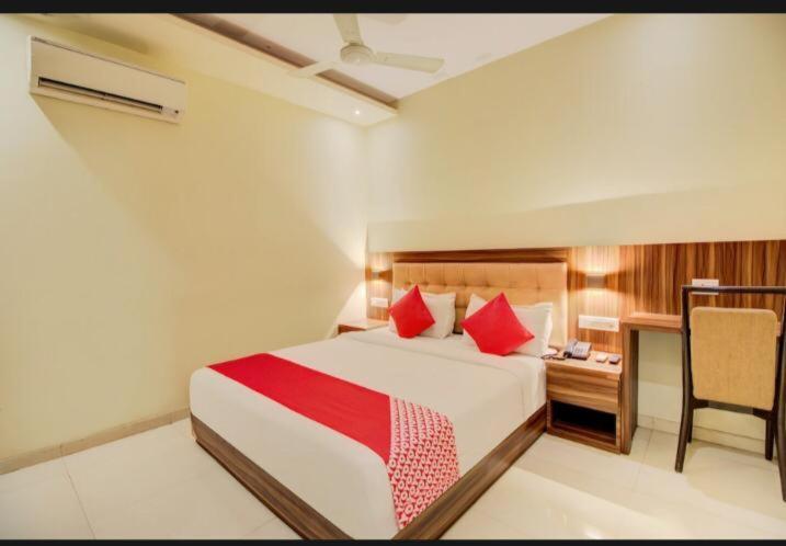Hotel Emerald Near T2 International Airport Мумбаи Экстерьер фото