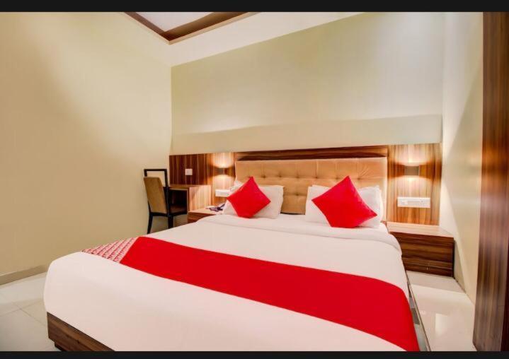 Hotel Emerald Near T2 International Airport Мумбаи Экстерьер фото