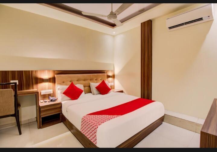 Hotel Emerald Near T2 International Airport Мумбаи Экстерьер фото