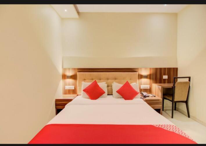 Hotel Emerald Near T2 International Airport Мумбаи Экстерьер фото