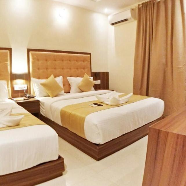 Hotel Emerald Near T2 International Airport Мумбаи Экстерьер фото