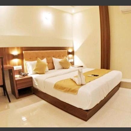 Hotel Emerald Near T2 International Airport Мумбаи Экстерьер фото