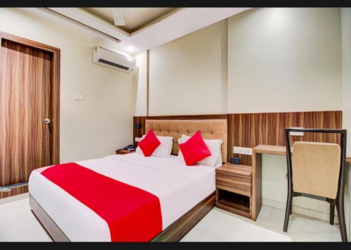 Hotel Emerald Near T2 International Airport Мумбаи Экстерьер фото