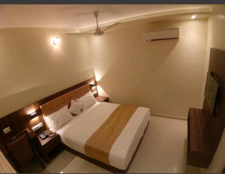 Hotel Emerald Near T2 International Airport Мумбаи Экстерьер фото